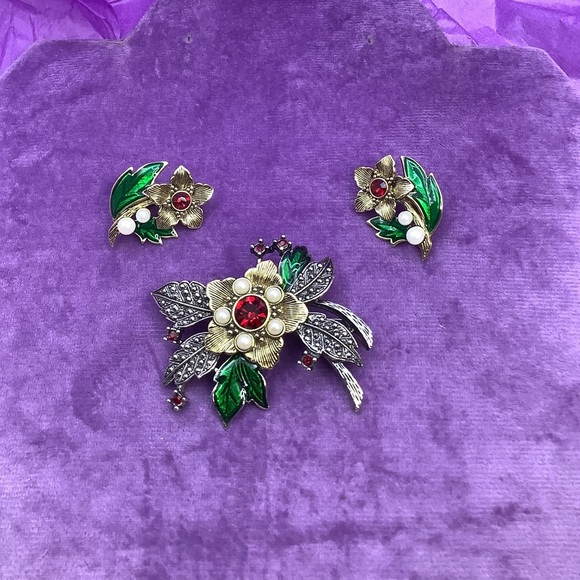 Vintage Avon Rich Christmas Brooch and Clip earrings 1992 - Picture 3 of 7